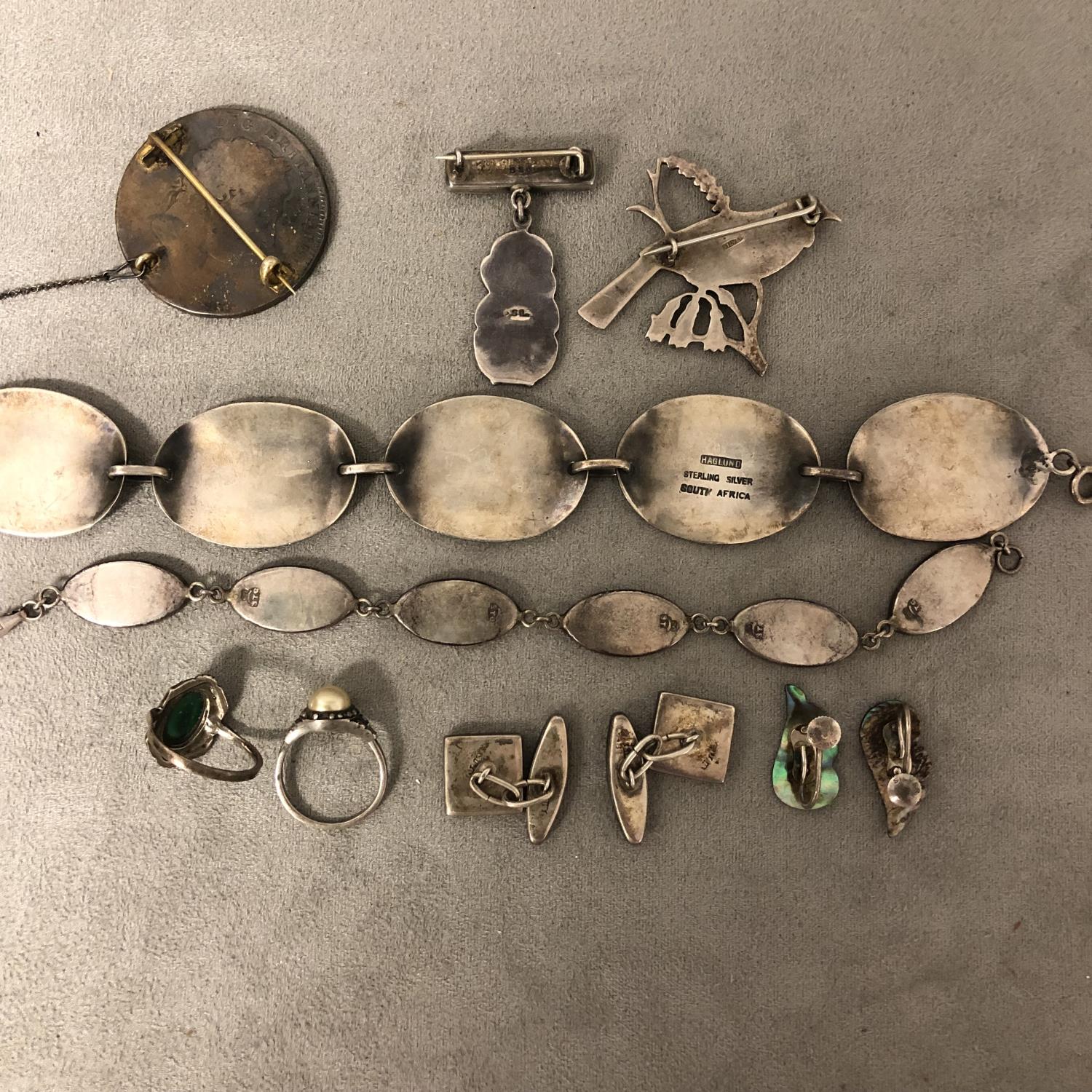 Collection of South African silver and Abalone shell jewellery, to include a panel bracelet, bird - Image 7 of 8