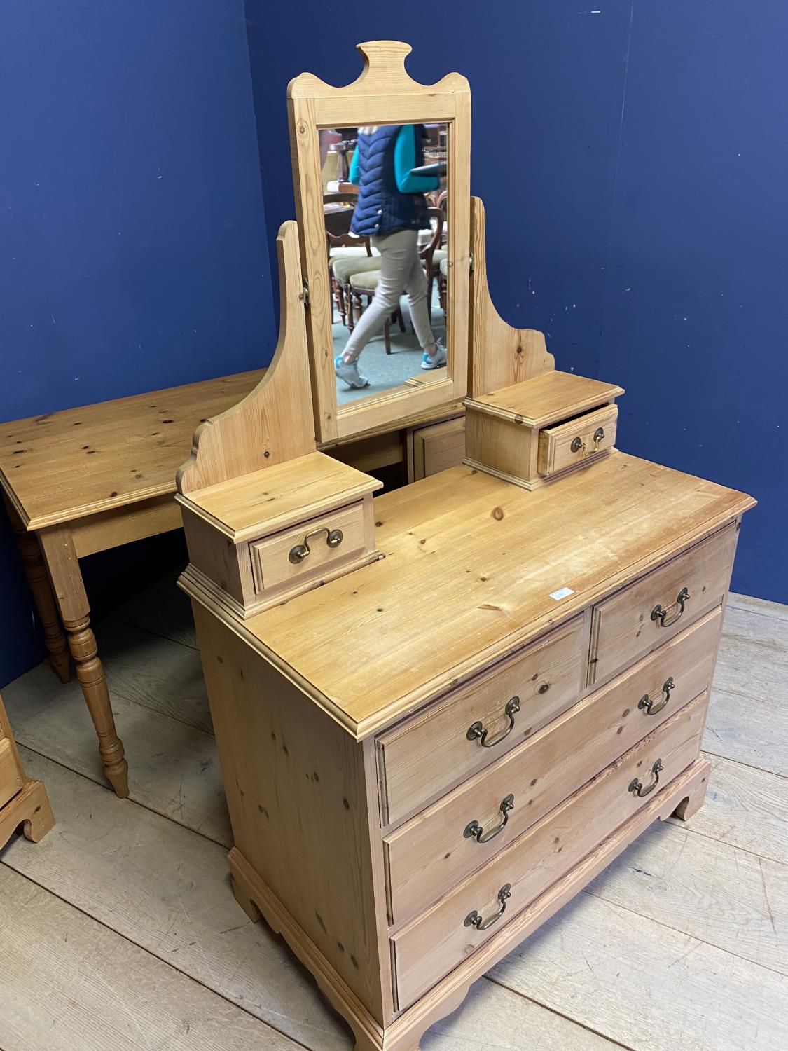 A modern pine desk with 3 drawers (136cm W), dressing chest with mirror over, and a small bedside - Image 2 of 5