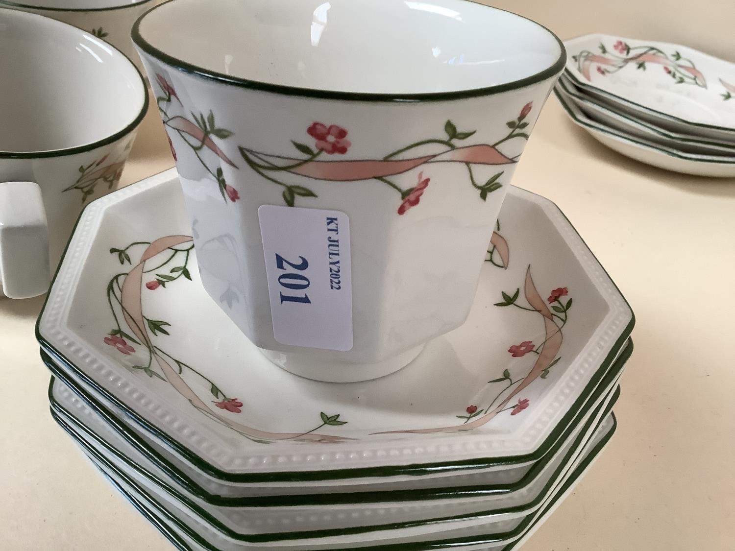 Quantity of china, to include cups and saucers, cigarette cards, and panels - Bild 7 aus 7