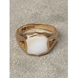 A 9ct rose gold gents signet ring with Agate Cartouche, 3.9g size Q