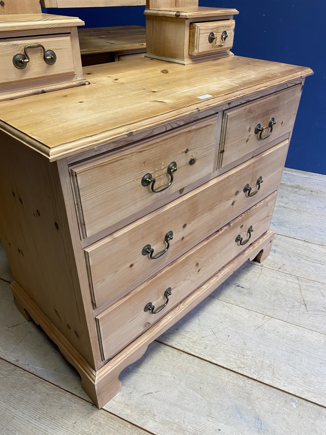 A modern pine desk with 3 drawers (136cm W), dressing chest with mirror over, and a small bedside - Image 3 of 5