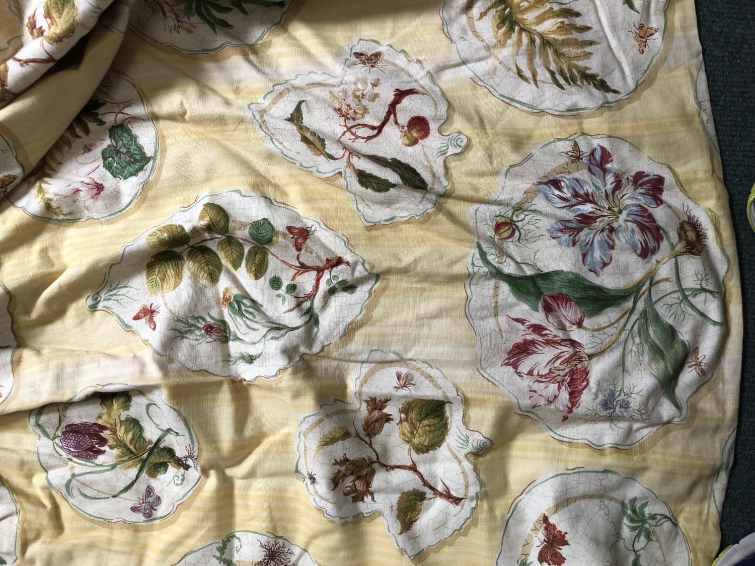 Pair Curtains yellow background with floral pattern and single curtain. Pair 79 drop 116 width. - Image 2 of 3