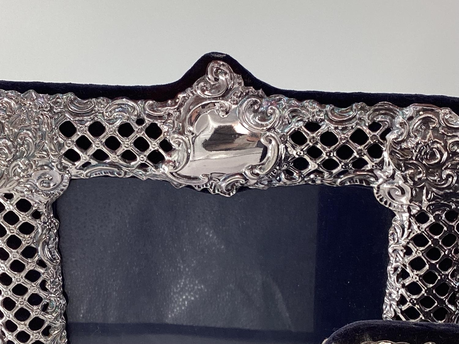 Trio of Sterling silver picture frames with pierced decoration by Keyfold Frames, Ltd, London - Image 6 of 10