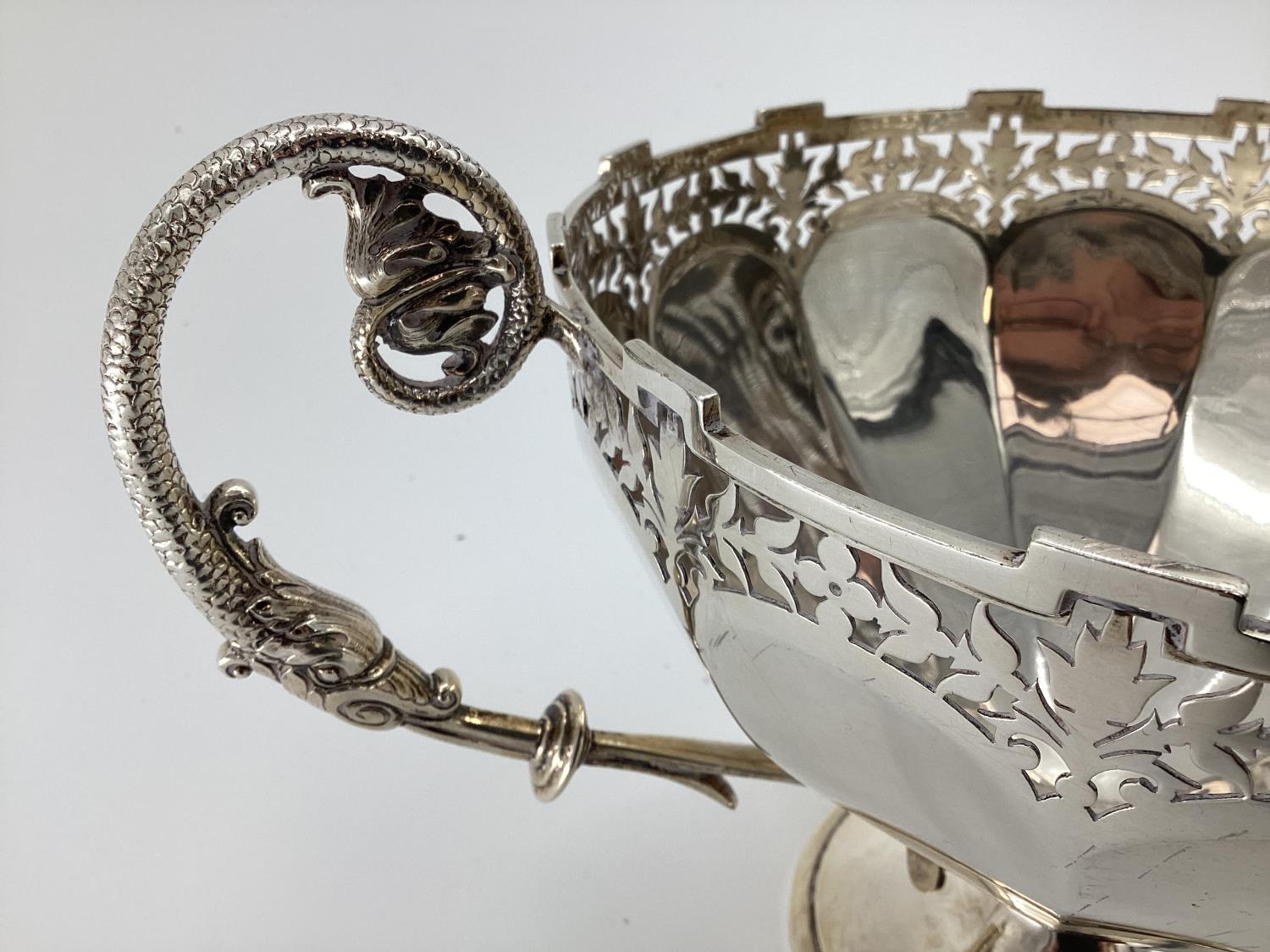 Stirling silver table centre bowl with pierced rim scrolling handles and circular foot ,37x23 x21cm, - Bild 3 aus 8