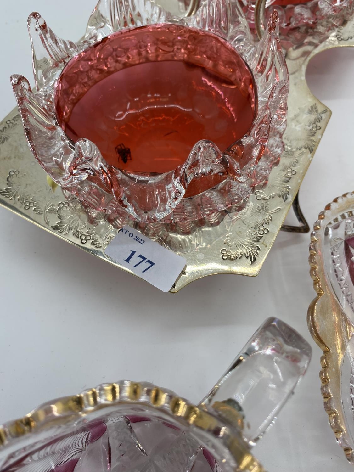 Two cranberry glass and white metal sweet meat serving platters, and two flash cut glass jugs and - Bild 5 aus 5