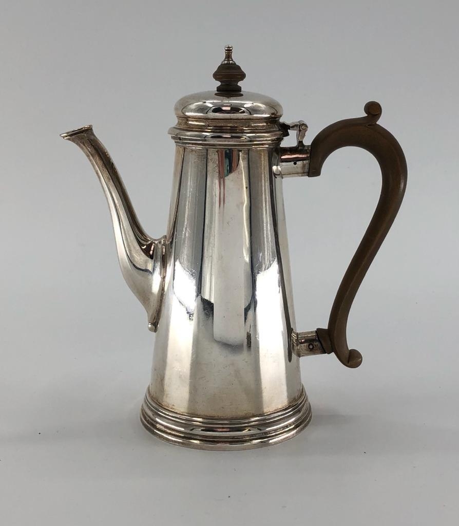 A sterling silver coffee pot by William Comyns & Son Ltd, London, 1957, 22cmH, 575g approx, - Image 2 of 7