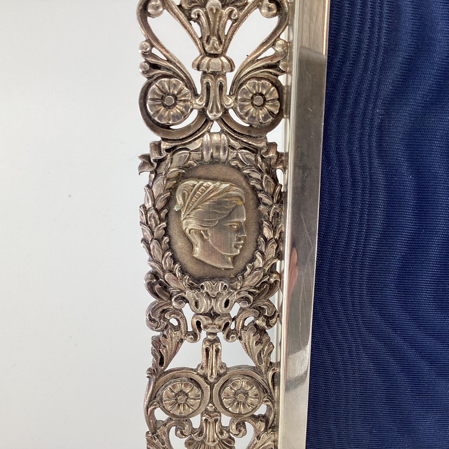 A solid silver pierced easel backed picture frame with cast classical busts and roundels, 30 x 25cm - Image 3 of 5