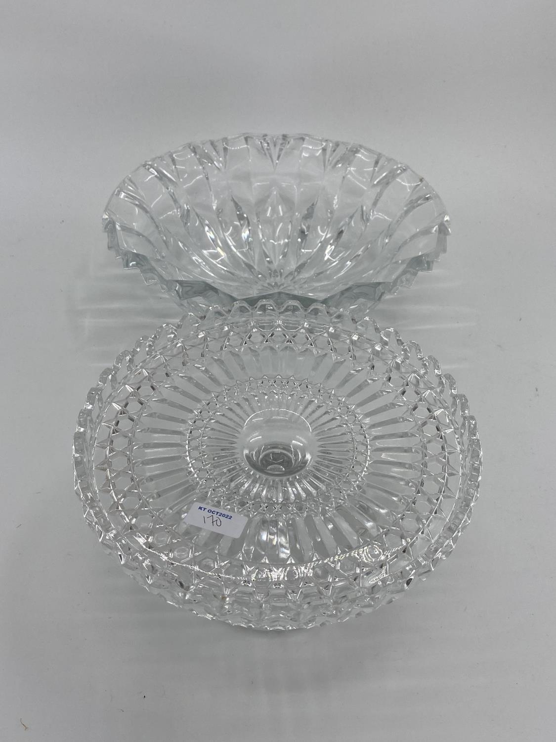 Collection o f C20th pressed glass items to include large decorative table bowls, gilded serving - Bild 3 aus 8