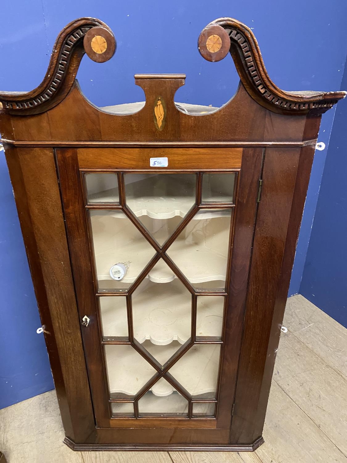 A corner display cabinet with bow front glazed door and key - Image 4 of 4