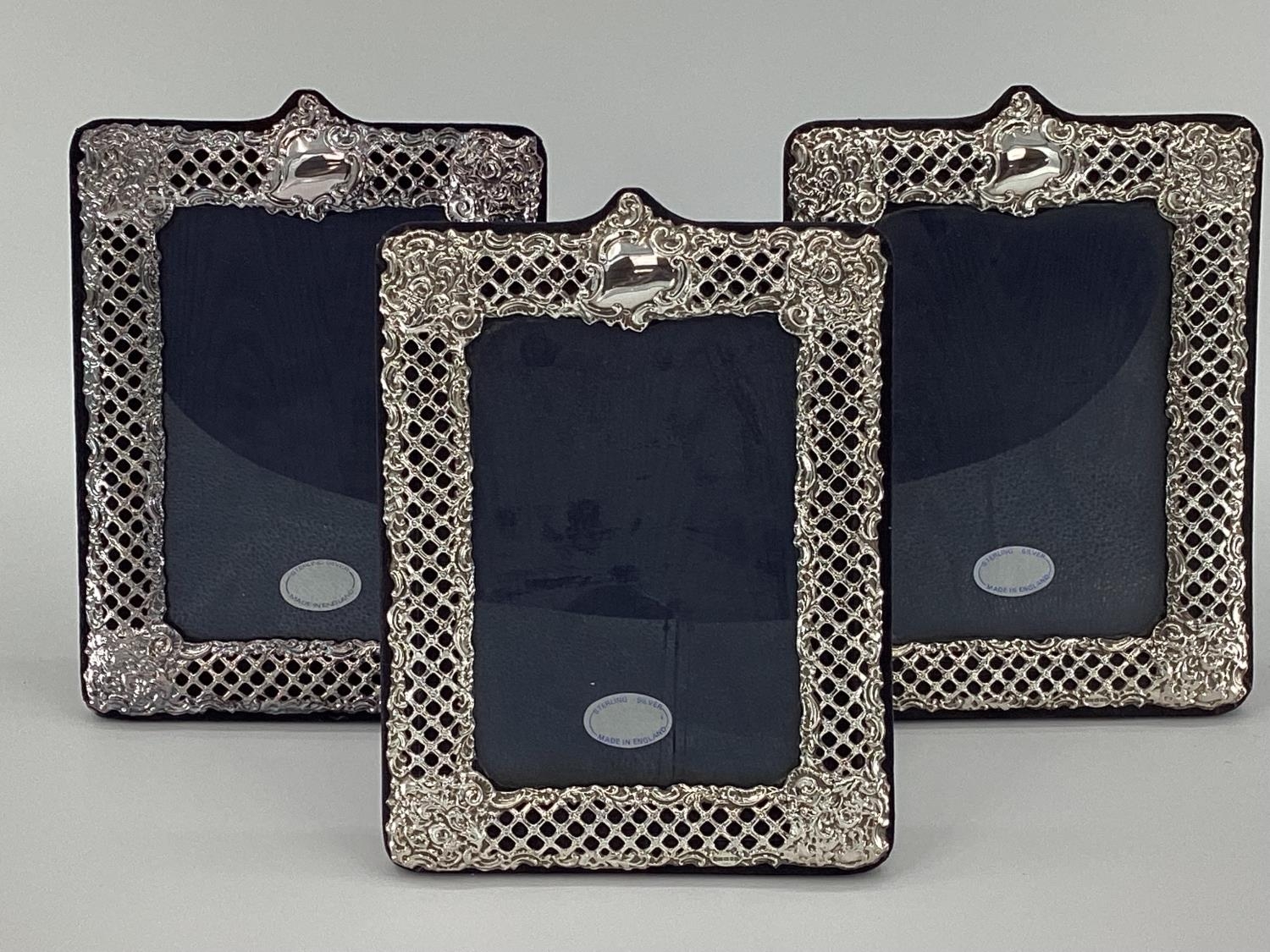 Trio of Sterling silver picture frames with pierced decoration by Keyfold Frames, Ltd, London - Image 3 of 10