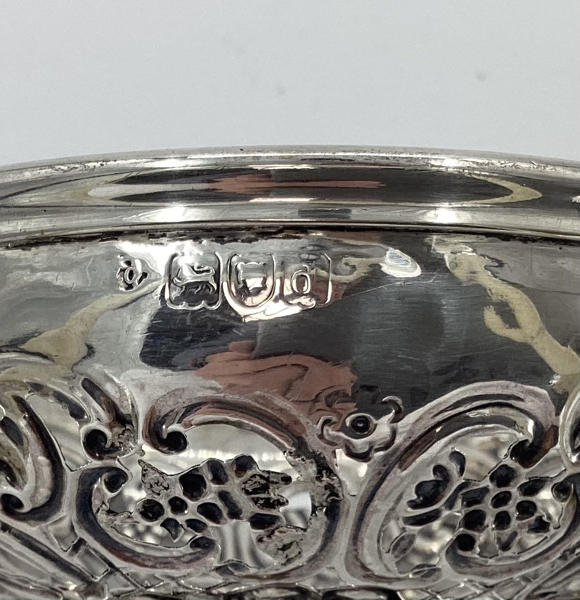 Sterling silver two handled pierced bowl strainer, London 1899, 86g - Image 4 of 6