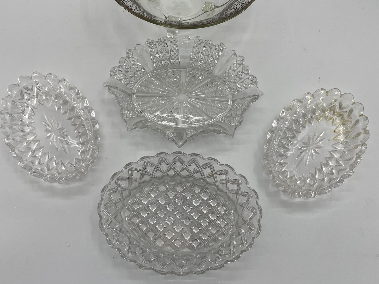 Collection o f C20th pressed glass items to include large decorative table bowls, gilded serving - Bild 8 aus 8