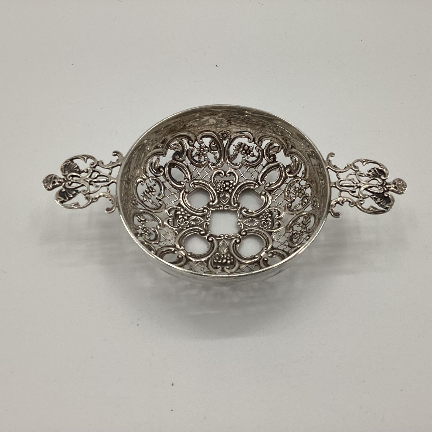 Sterling silver two handled pierced bowl strainer, London 1899, 86g - Image 2 of 6