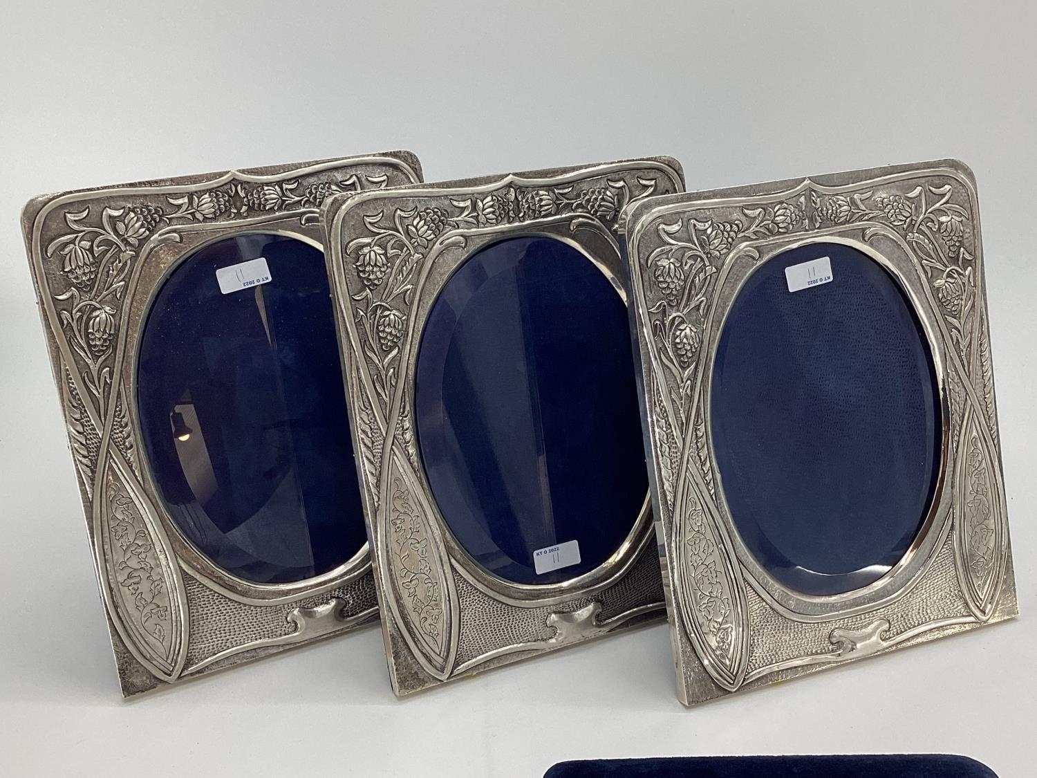 Set of 4 Turkish silver easel backed picture frames with chased and raised floral design and oval - Image 4 of 7