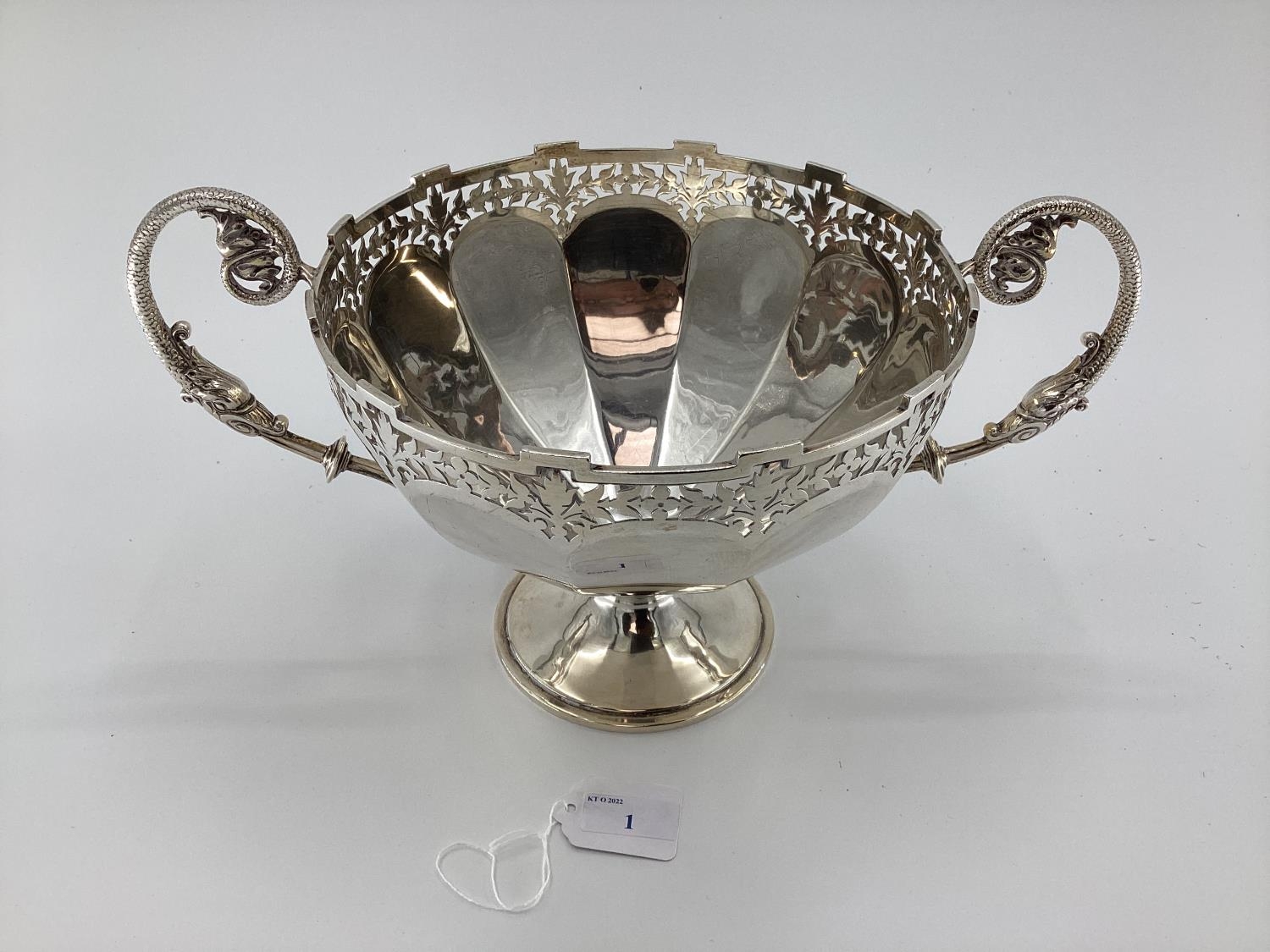 Stirling silver table centre bowl with pierced rim scrolling handles and circular foot ,37x23 x21cm, - Bild 7 aus 8