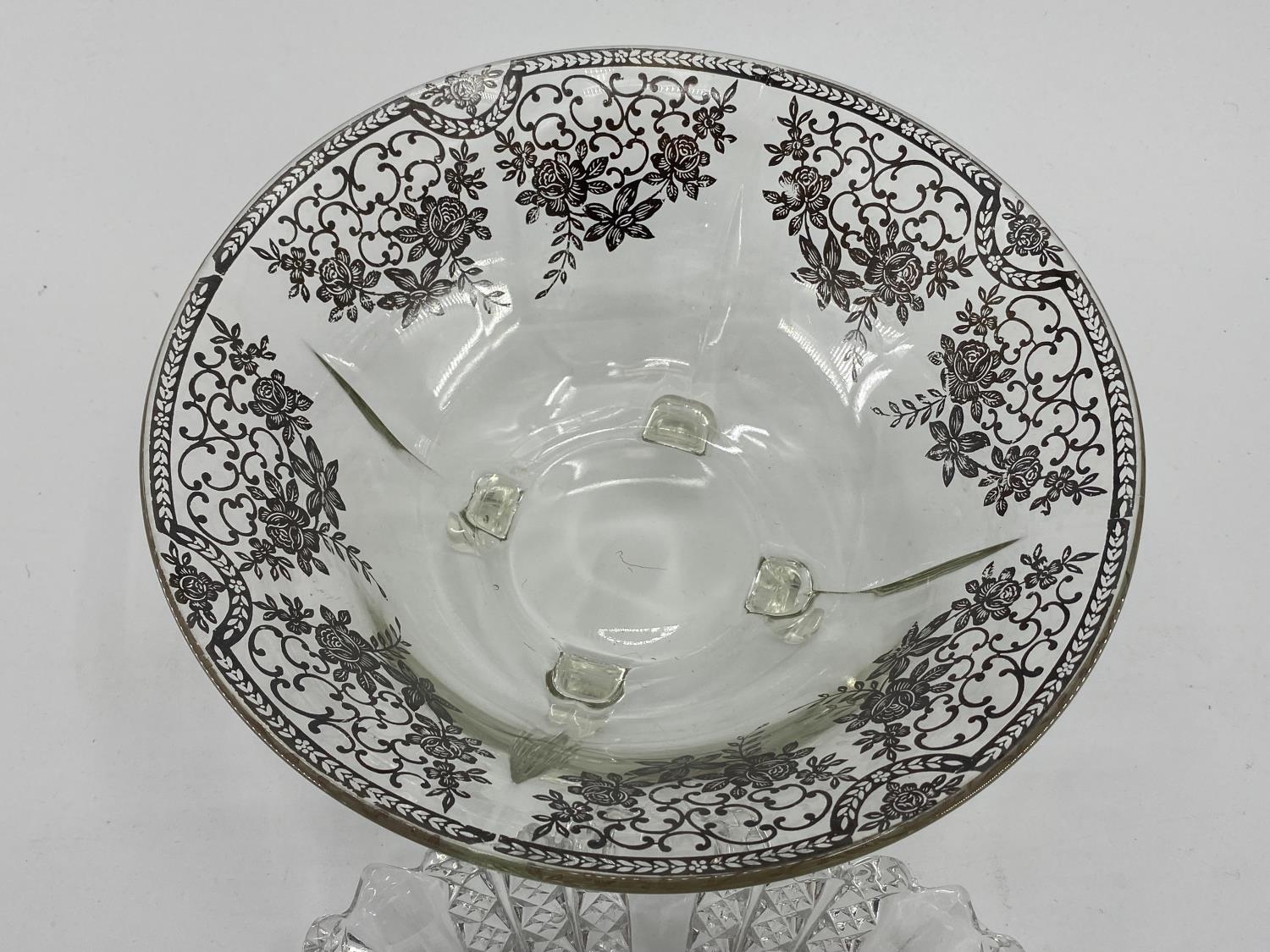 Collection o f C20th pressed glass items to include large decorative table bowls, gilded serving - Bild 7 aus 8