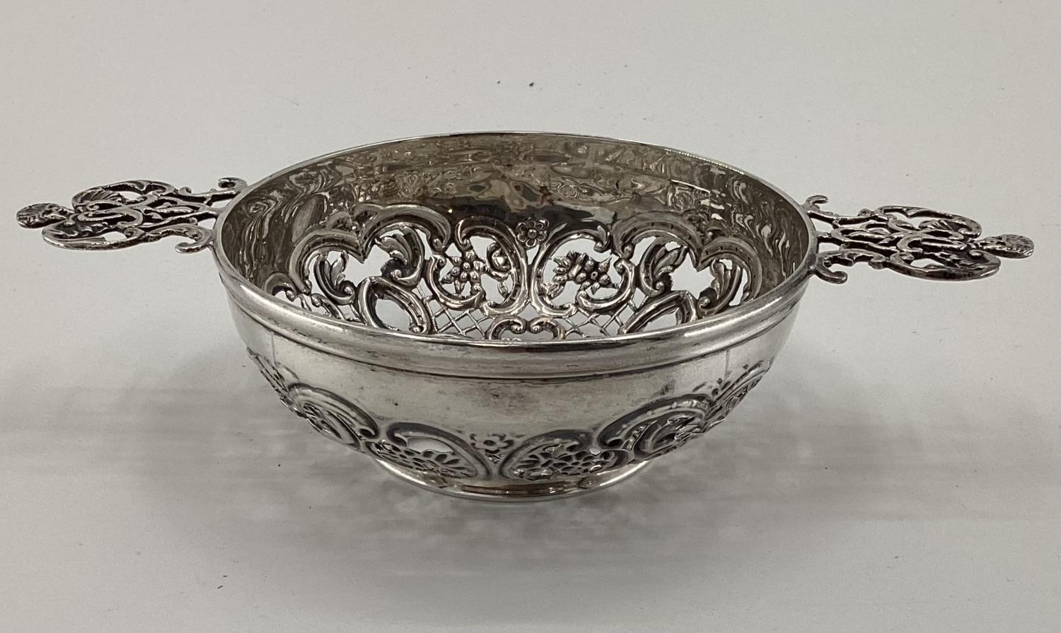 Sterling silver two handled pierced bowl strainer, London 1899, 86g