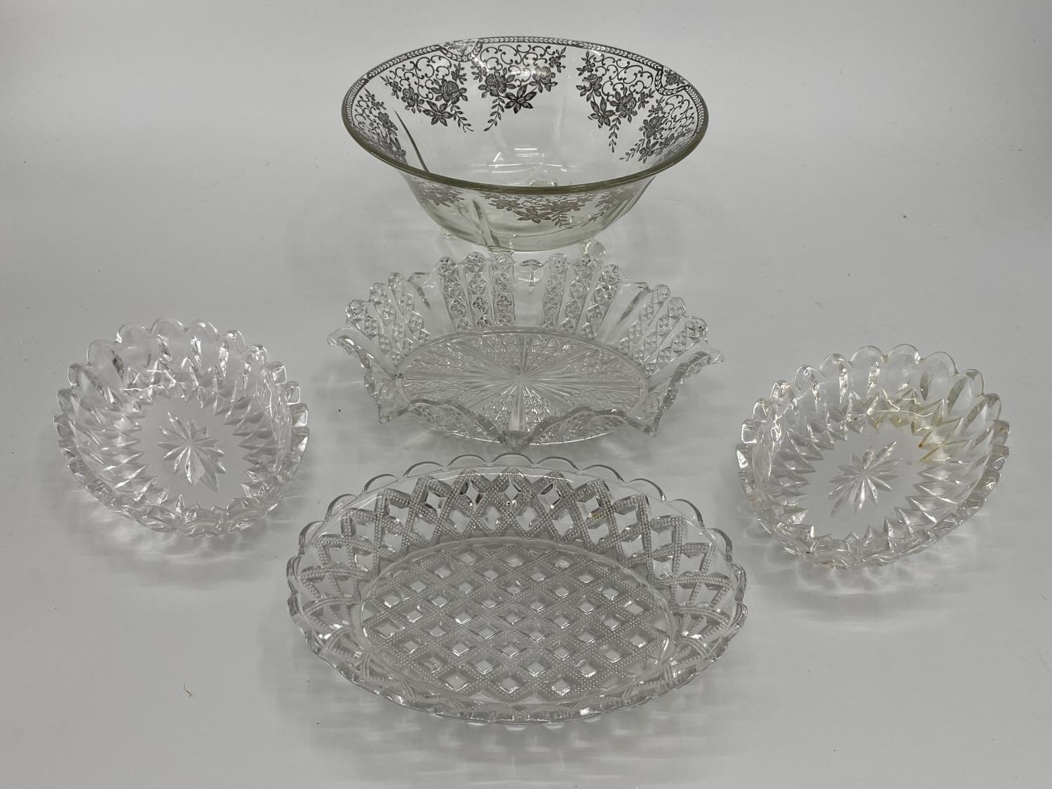 Collection o f C20th pressed glass items to include large decorative table bowls, gilded serving - Bild 6 aus 8