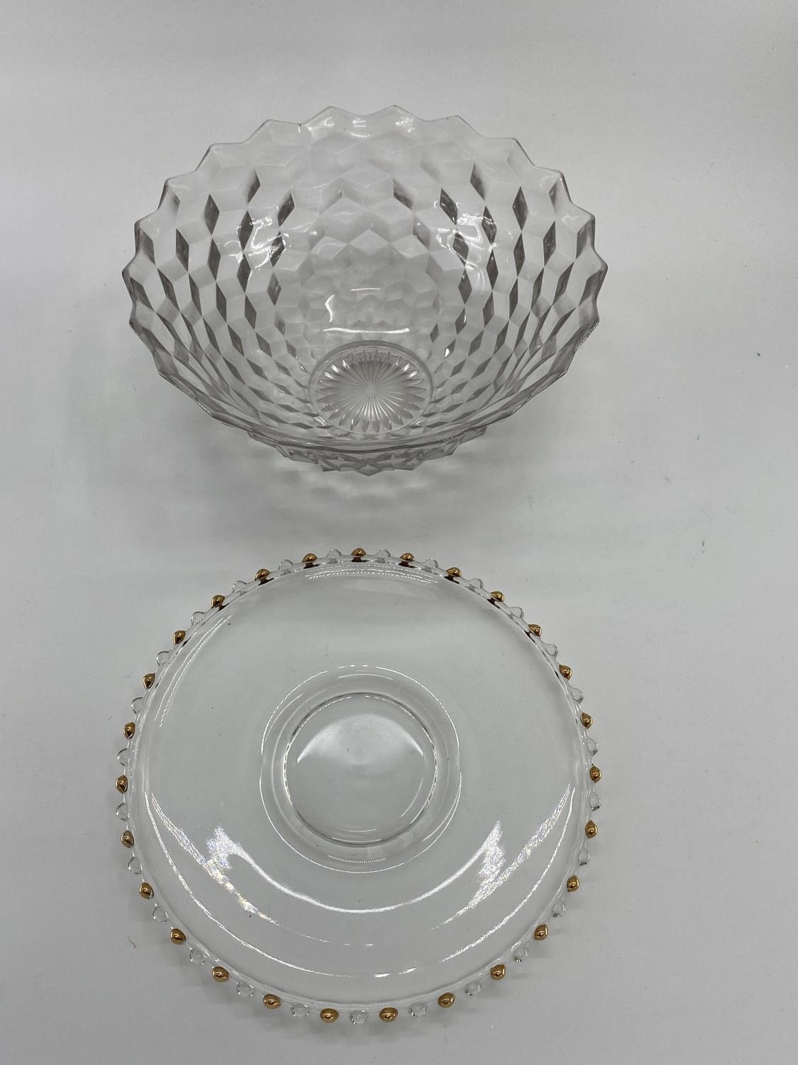 Collection o f C20th pressed glass items to include large decorative table bowls, gilded serving - Bild 2 aus 8