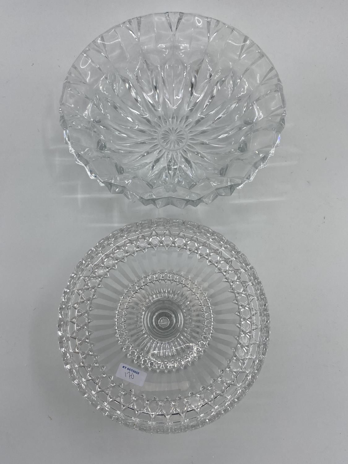 Collection o f C20th pressed glass items to include large decorative table bowls, gilded serving - Bild 4 aus 8
