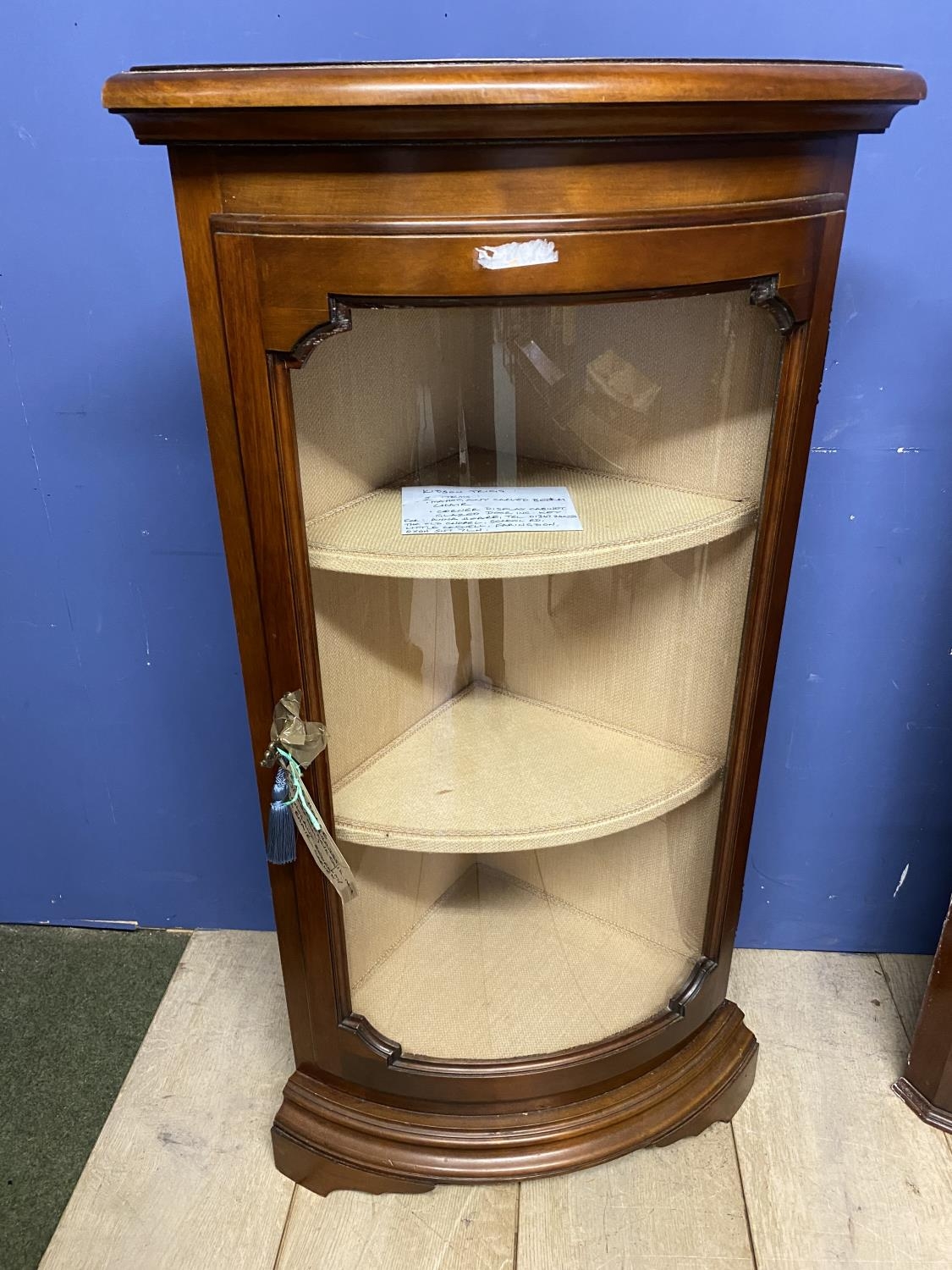 A corner display cabinet with bow front glazed door and key - Image 3 of 4