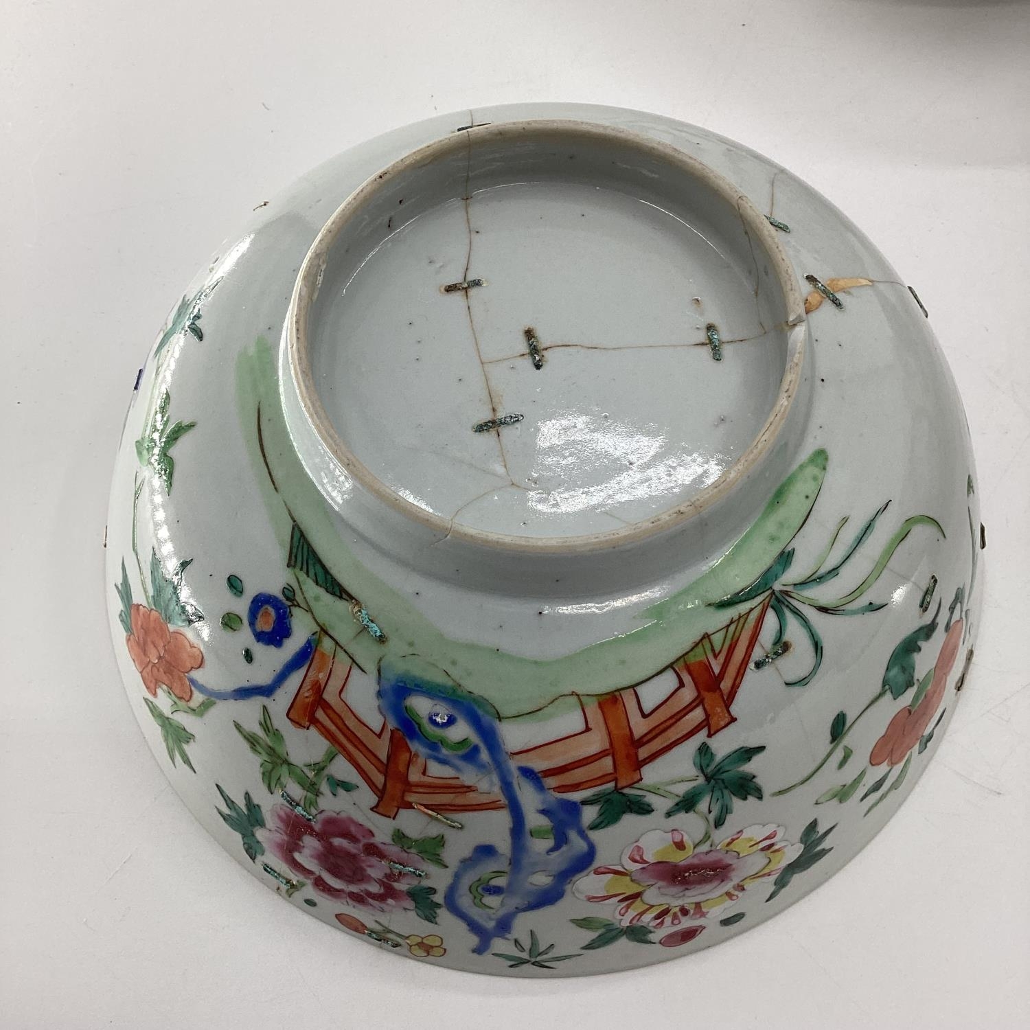 4 Chinese bowls 26cm diameter and smaller, all with cracks - Image 4 of 15