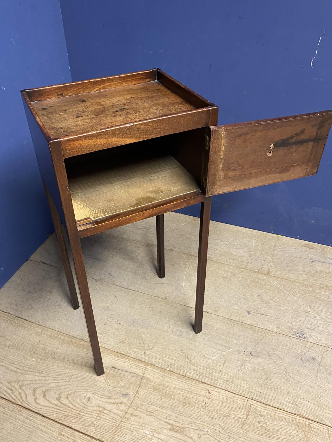 A small mahogany side table, tapered legs, cupboard door to front 36 x 77Hcm - Image 3 of 5