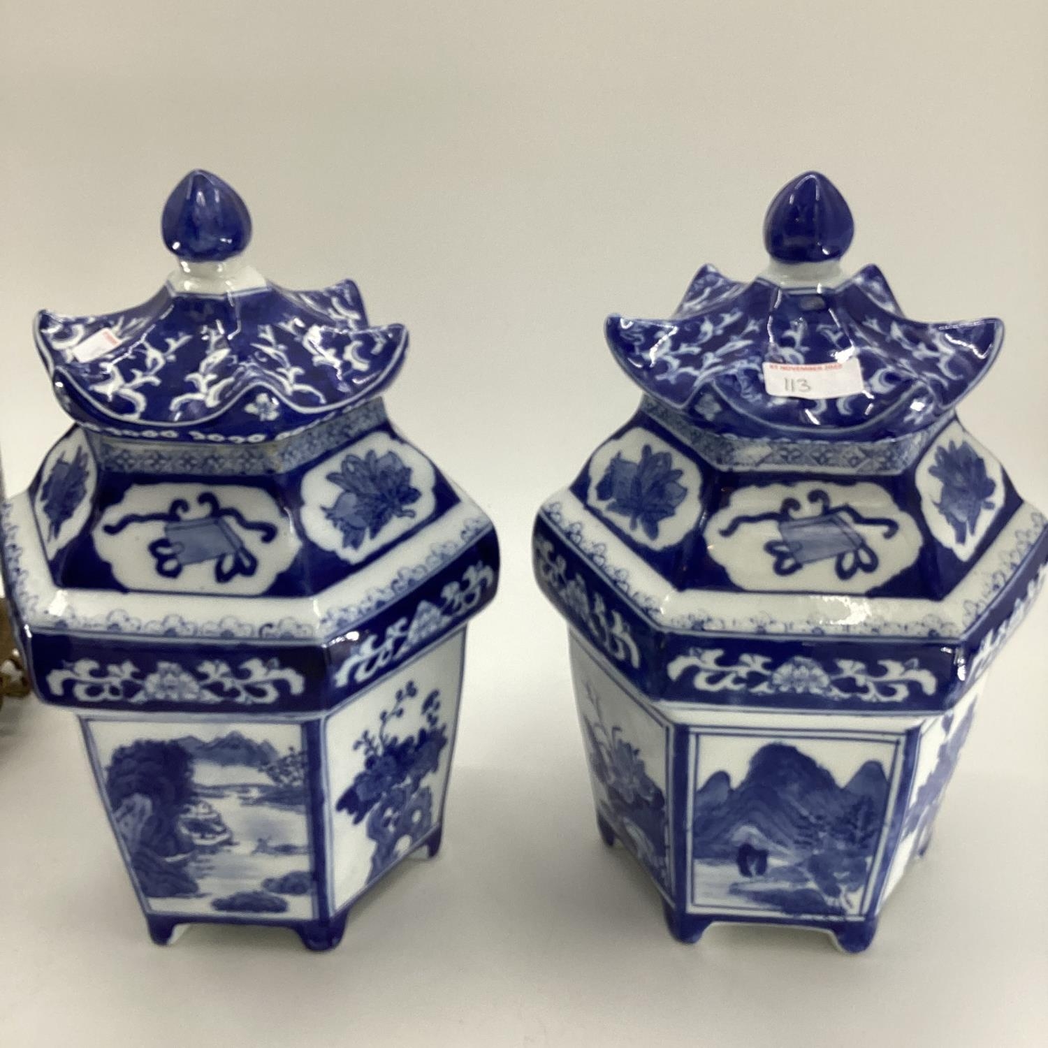 Quantity of Decorative Modern Blue and White China: a pair of Chinese style glower vases with - Image 4 of 14