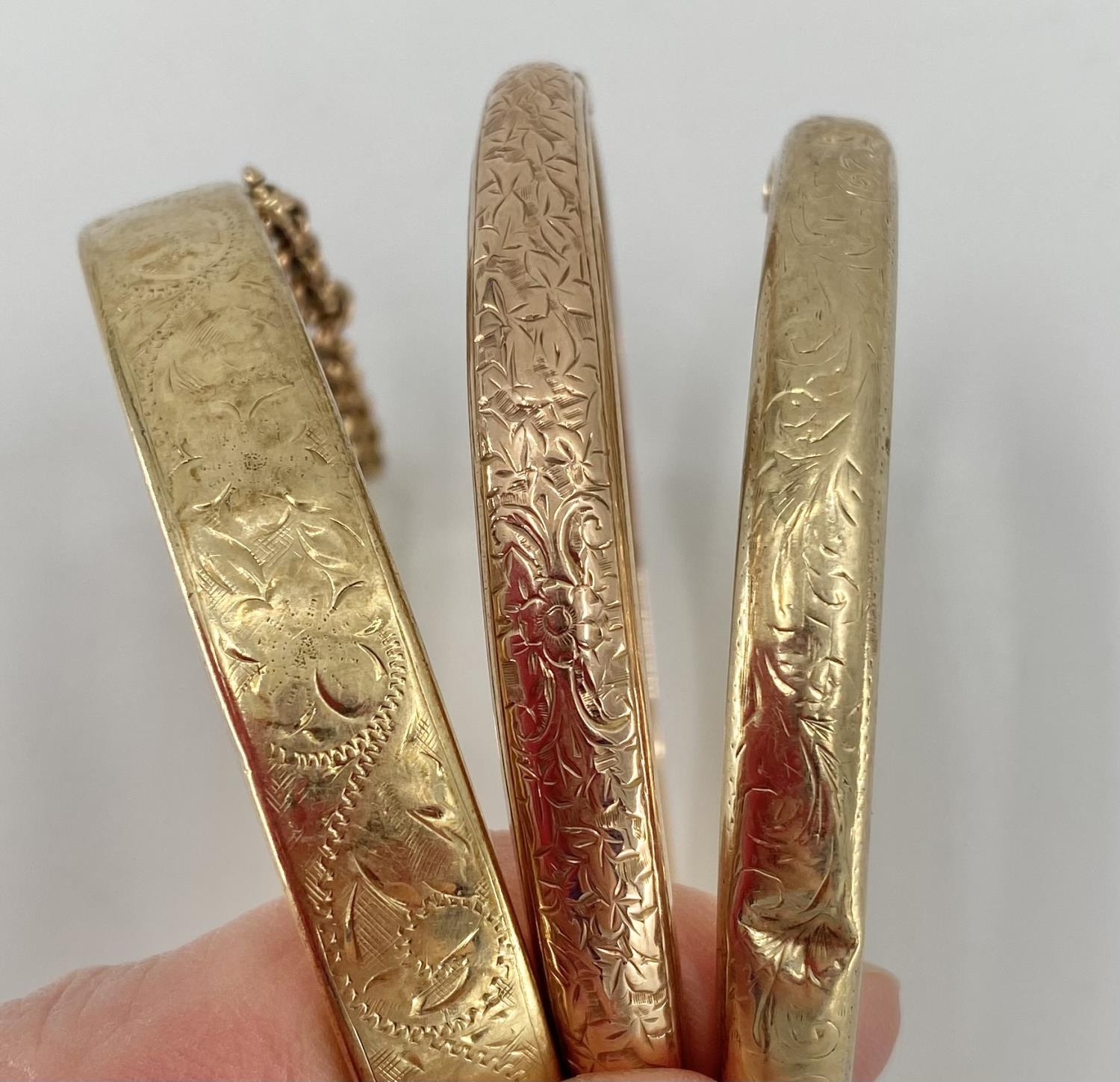 Three 9ct gold bangle bracelets 34.8g - Image 2 of 6