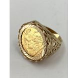 Edwardian half sovereign signet ring in a 9ct gold mount, 8g size Q approx