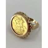 George V gold sovereign ring in a 9ct gold mount 14.25g size V approx