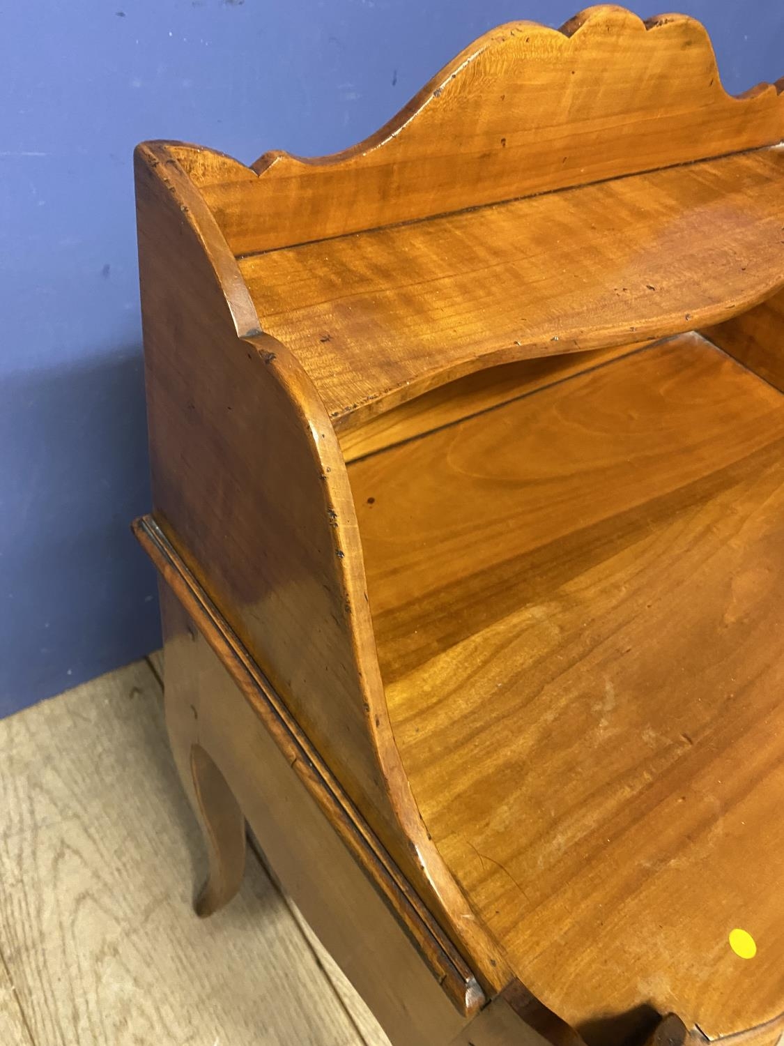 Pair of modern serpentine fronted bedside tables with single drawer and tiered shelf - Image 2 of 4