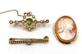 An 18ct gold peridot and split pearl set brooch and a 9ct bar brooch set with aquamarine and pearl