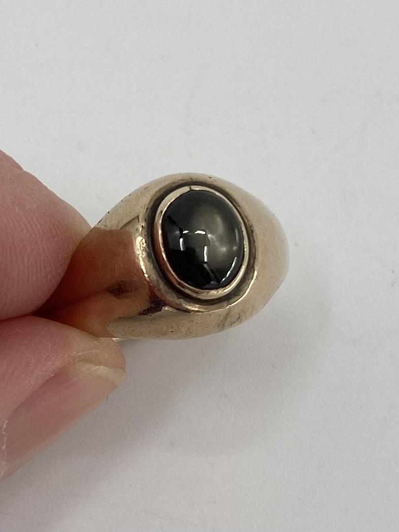 A 14k gold signet ring set with cabochon diopside, 4.9g, size Q - Bild 2 aus 5