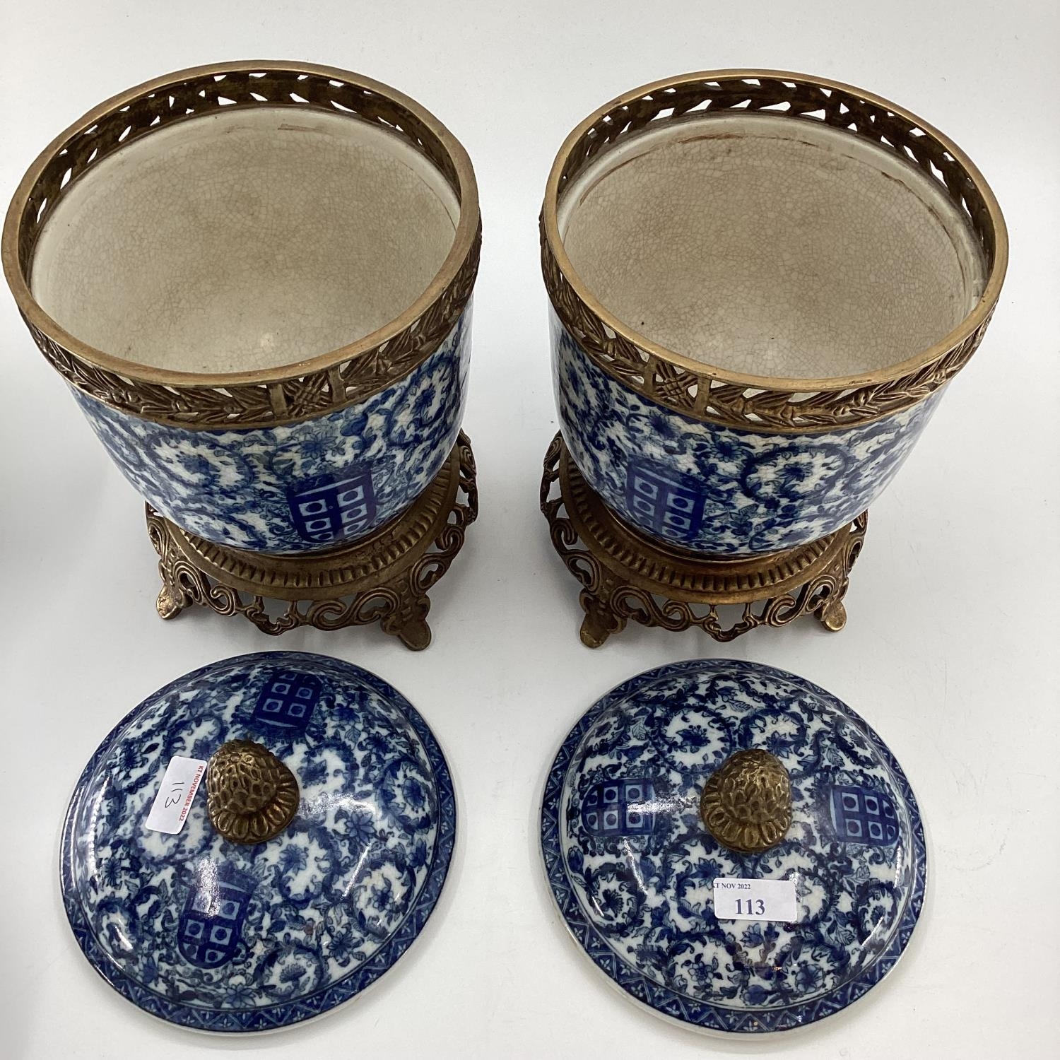 Quantity of Decorative Modern Blue and White China: a pair of Chinese style glower vases with - Image 7 of 14