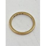 An 18ct gold wedding band 2.15g, size L
