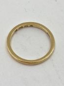 An 18ct gold wedding band 2.15g, size L