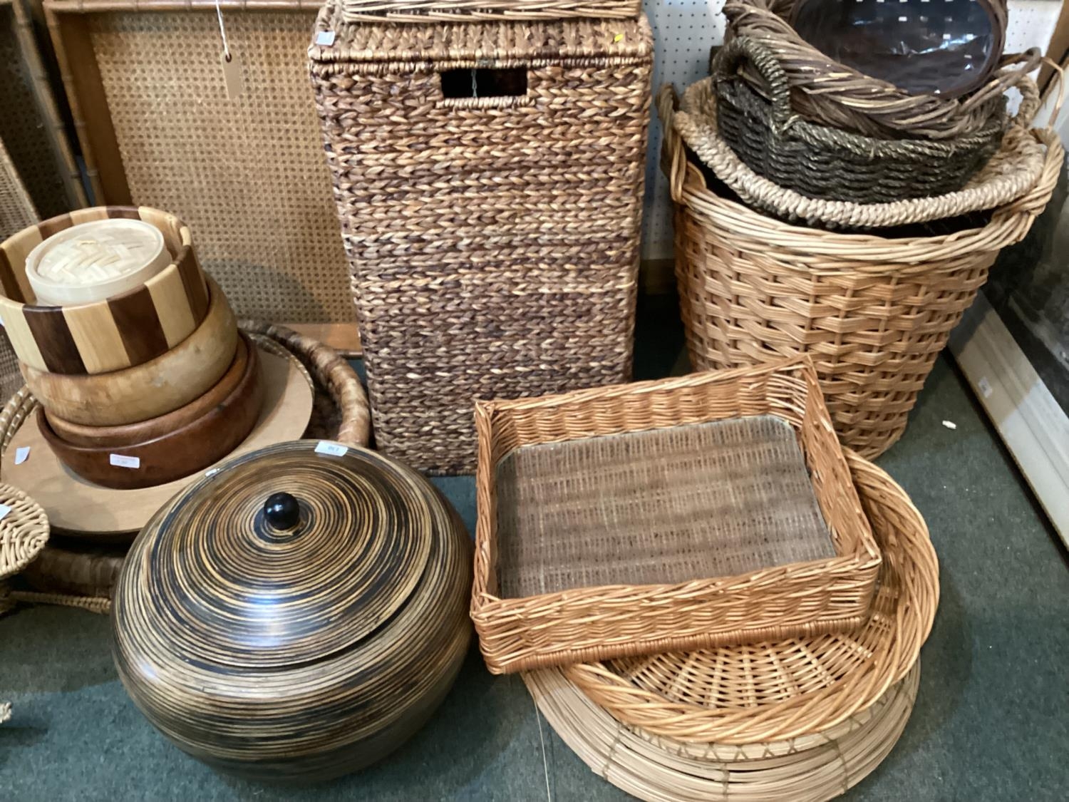 A good large quantity of modern basket wares and wooden wares, to include laundry baskets, bread - Image 2 of 4