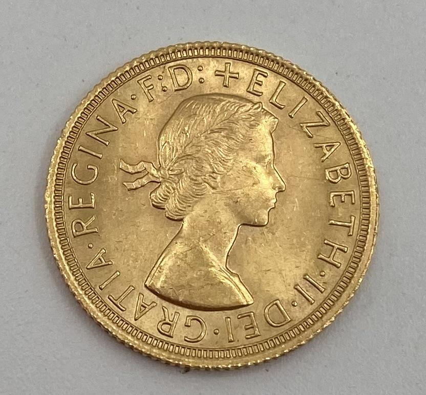 An Elizabeth II gold sovereign 1964 8.03g