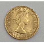 An Elizabeth II gold sovereign 1964 8.03g
