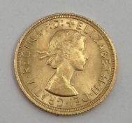 An Elizabeth II gold sovereign 1964 8.03g