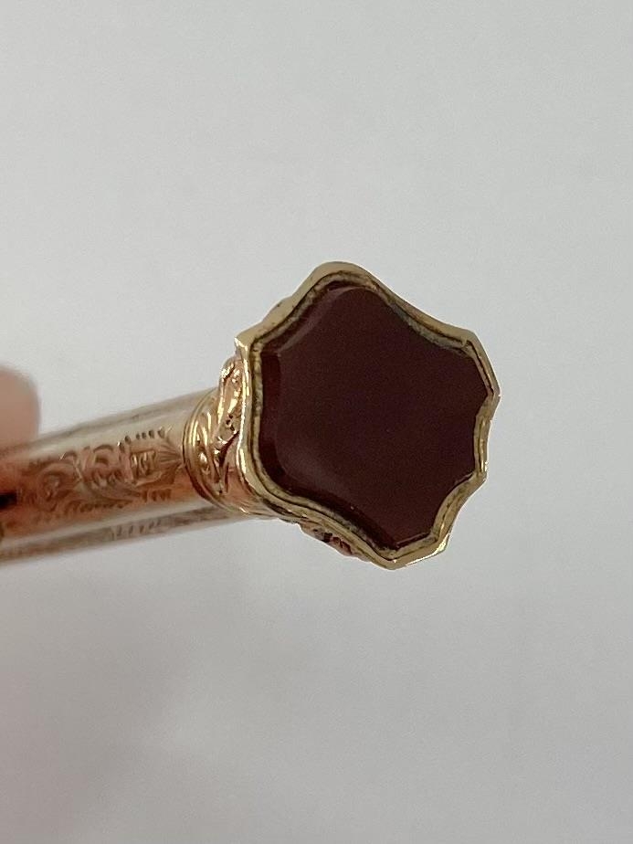 A 9ct gold propelling pencil with chased decoration, and shield shape carnelian top, 14.2g - Image 3 of 4