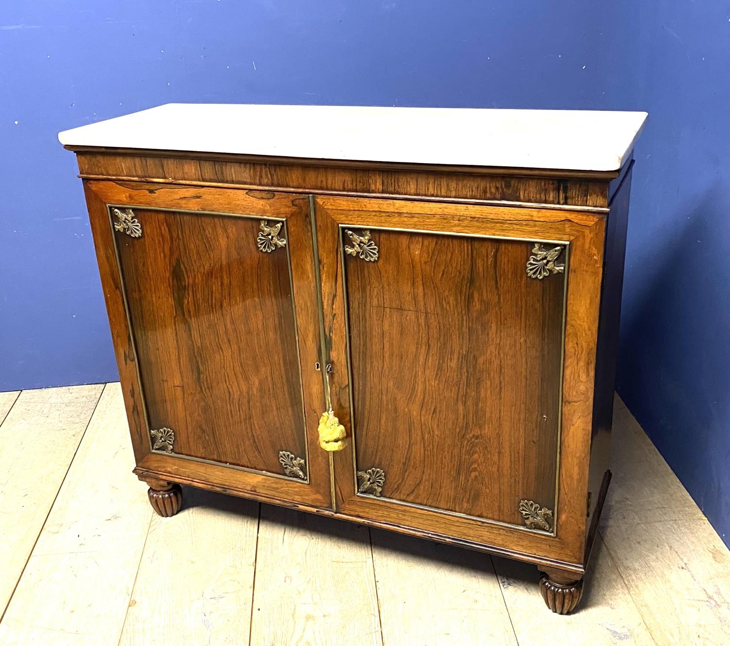 A good Regency rosewood side cabinet with adjustable shelves beneath a white marble top, 105cmL x