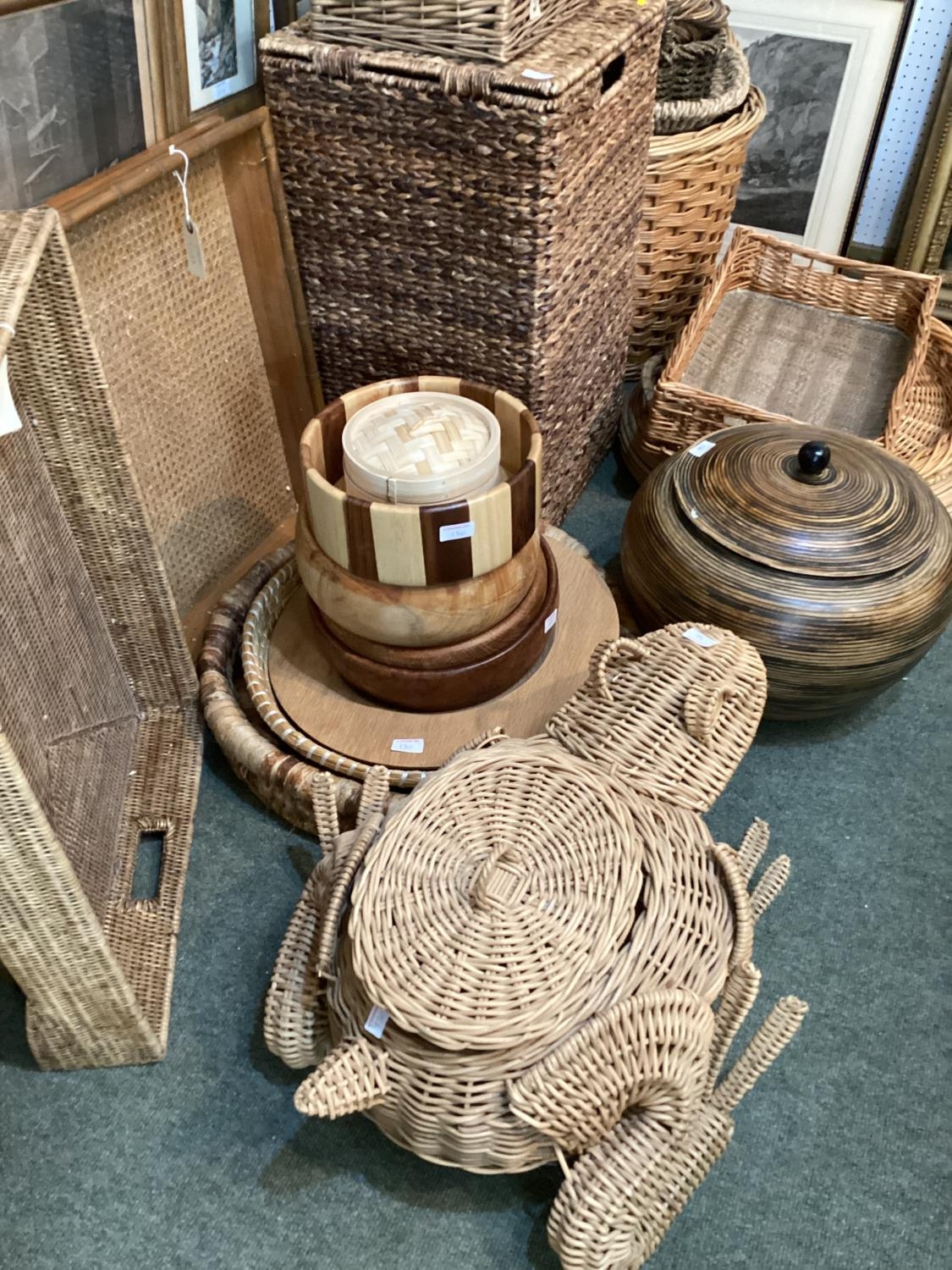 A good large quantity of modern basket wares and wooden wares, to include laundry baskets, bread - Image 3 of 4