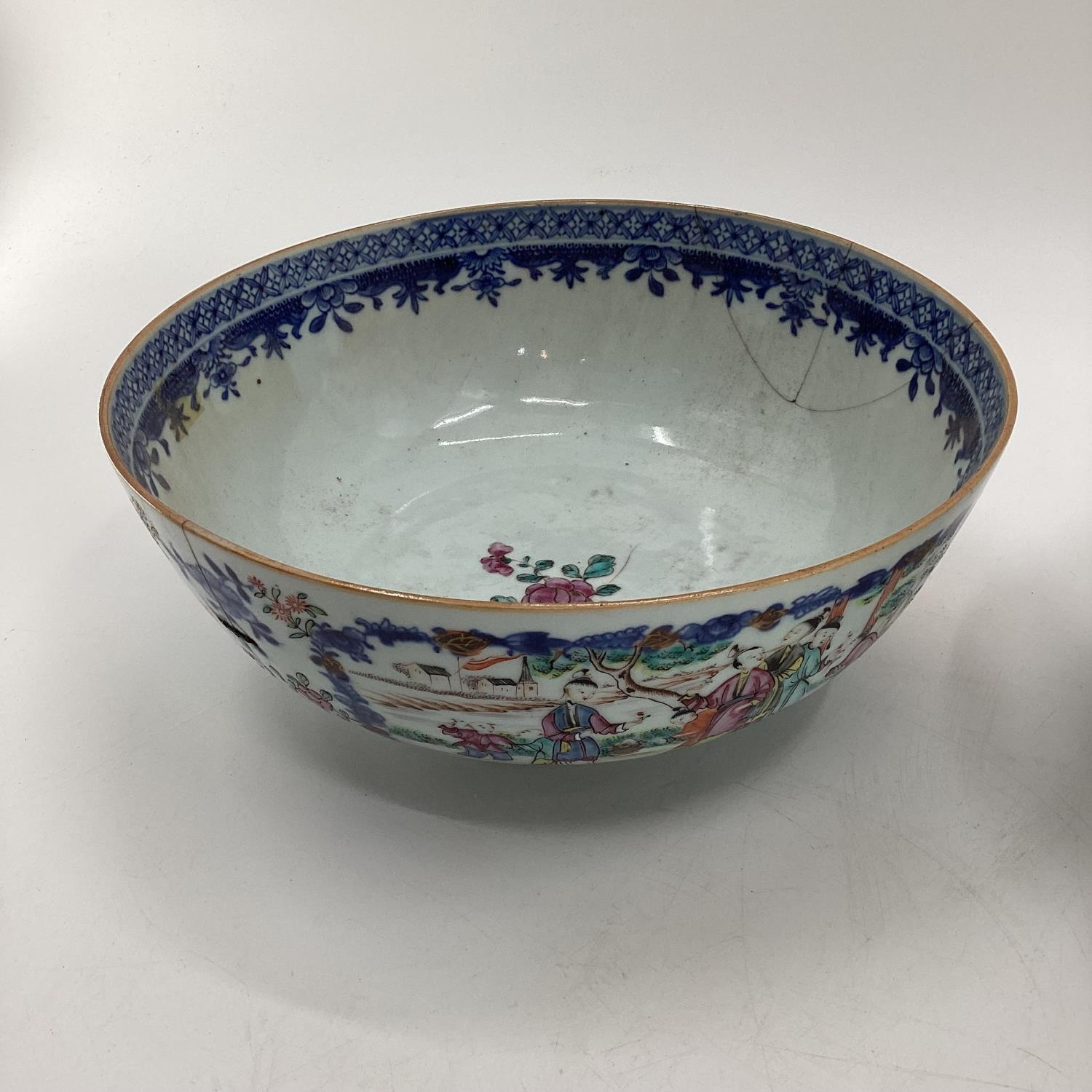 4 Chinese bowls 26cm diameter and smaller, all with cracks - Image 8 of 15