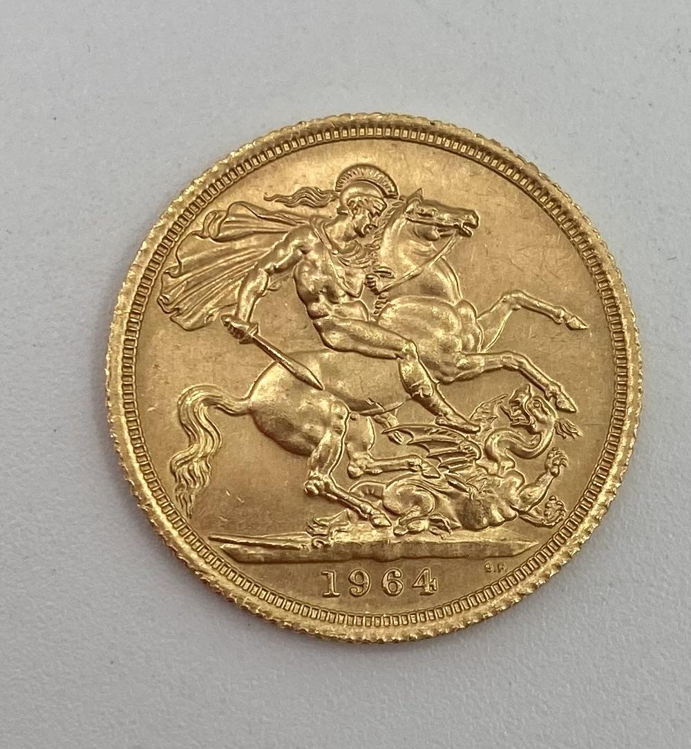 An Elizabeth II gold sovereign 1964 8.03g - Image 2 of 3