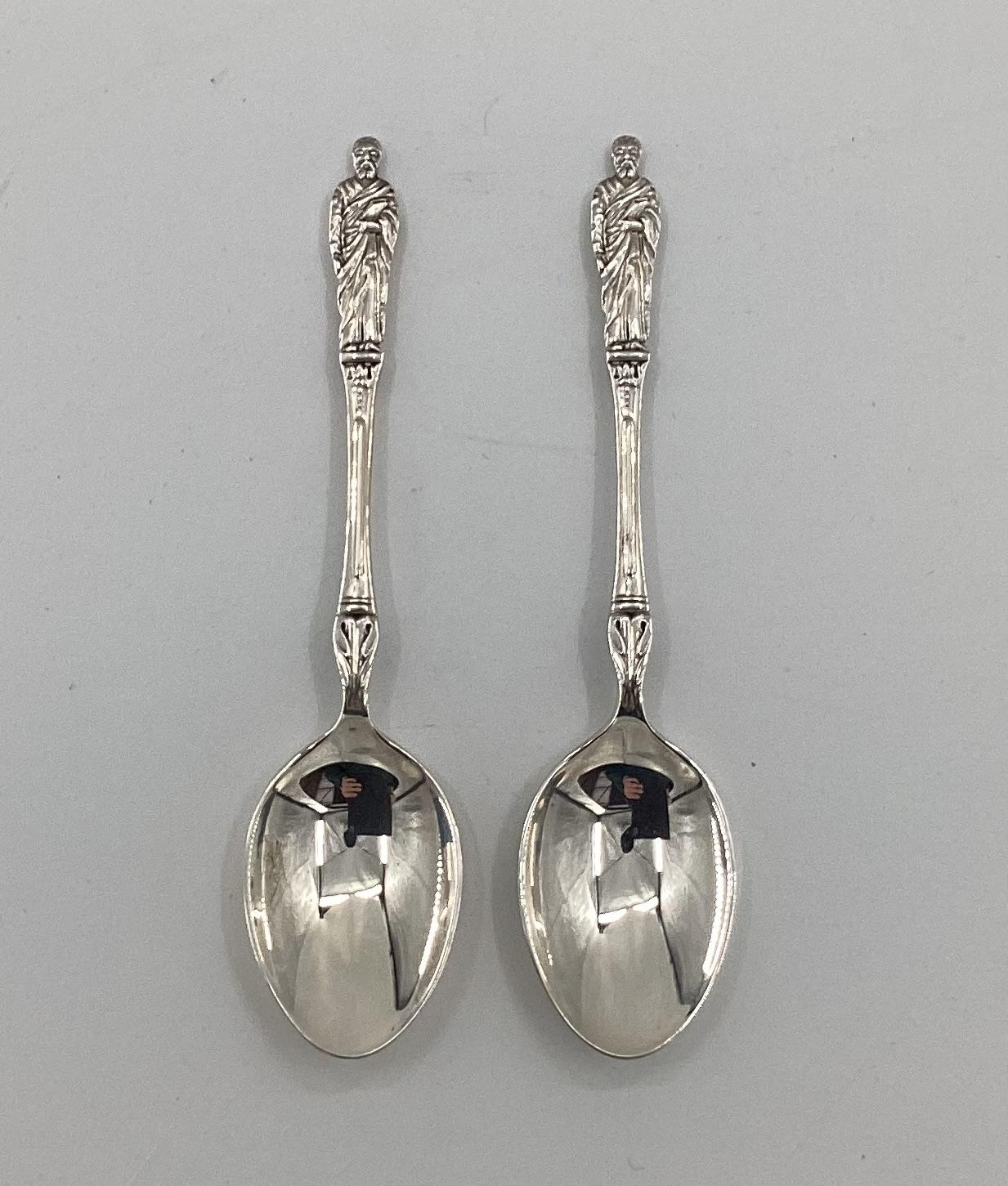 A boxed set of 6 sterling silver tea spoons with apostle finials by Deakin & Francis, Birmingham - Image 2 of 5