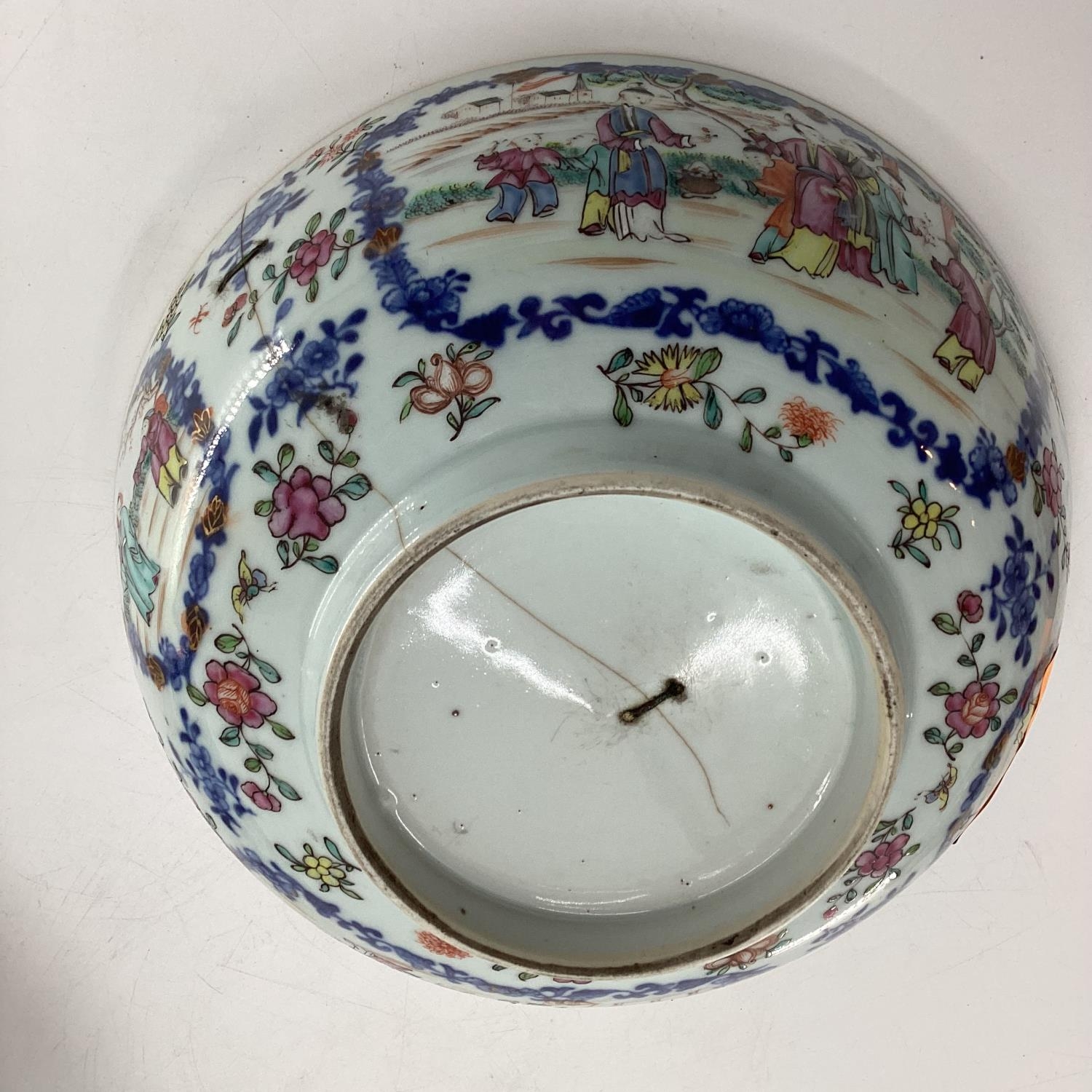 4 Chinese bowls 26cm diameter and smaller, all with cracks - Image 10 of 15