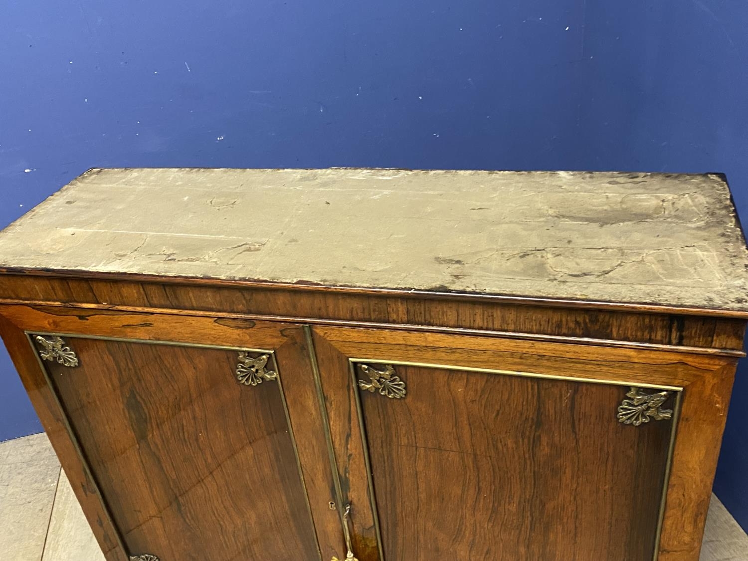 A good Regency rosewood side cabinet with adjustable shelves beneath a white marble top, 105cmL x - Image 6 of 7