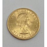An Elizabeth II gold sovereign 1963 8.04g